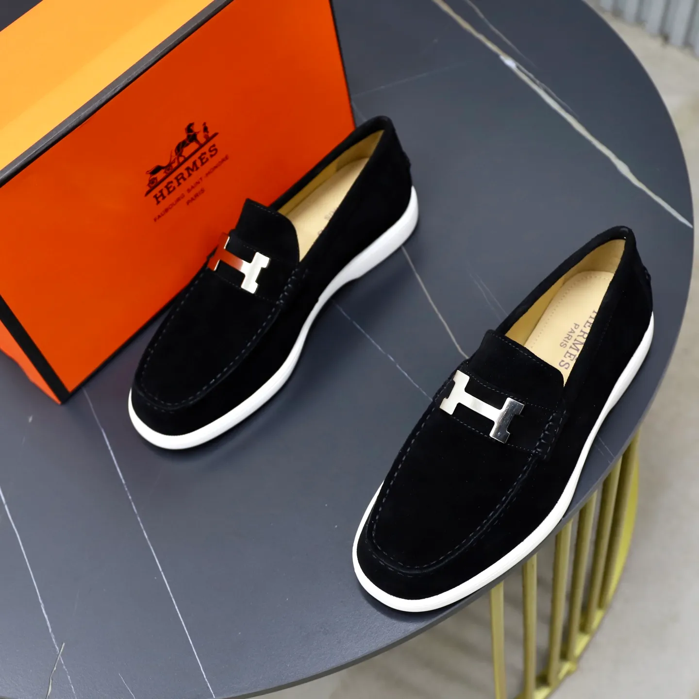 Ex-factory price: 540💰Hermès/Hermès slip-on men's shoes. This shoe is made of imported cow suede leather, with simple and smooth lines, and a 3CM rubber foam ultra-light sole combined with aerodynamic design! Youthful and fashionable, H button decoration, contrasting leather embellishment on the heel, calf lining to gently wrap your feet, with embossed logo cowhide feet, leather rock strips, casual and urban style, highlighting youthful vitality, sports and leisure version, super versatile Size number: 38-39-40-41-42-43-44 Standard leather shoe size (45 can be customized but does not support returns)